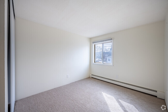 2BR, 2BA - 750SF - Primary Bedroom