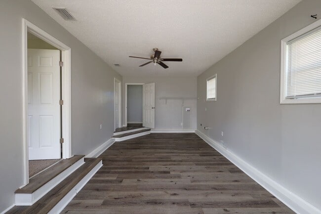 Building Photo - 1103 W Railroad St Rental