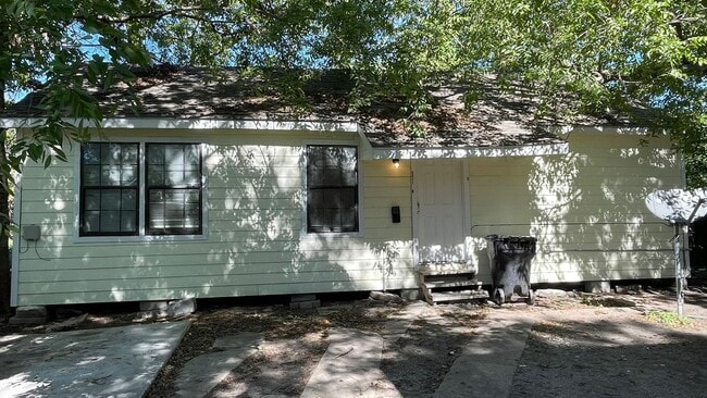 Building Photo - Comfortable house
