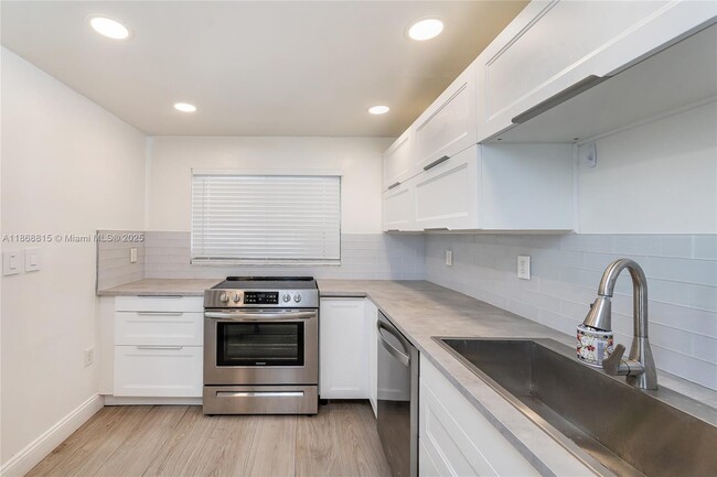 Building Photo - 8875b Fontainebleau Blvd Unit 204 Rental