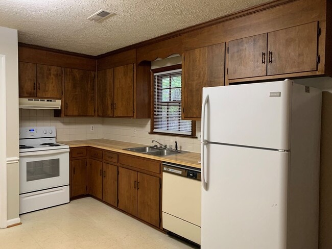 682 Laxton Rd Unit 3