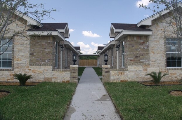 Primary Photo - 2019 Lacywood