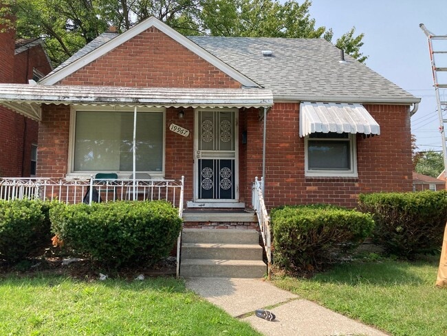 Building Photo - 3 Bedroom Bungalow, Corner House, New Carpet Fenced in Backyard