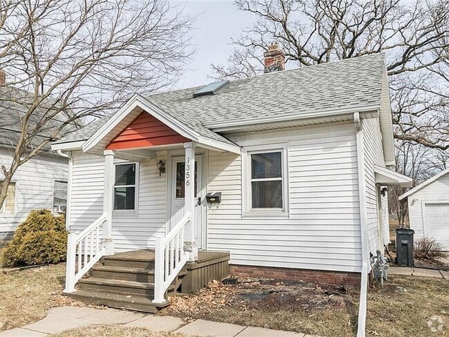 Building Photo - Updated NE Side 2 Bedroom with Garage and ... Rental