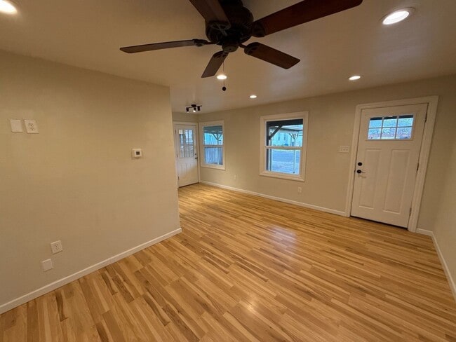 Photo - 1070 SW 16th Ave