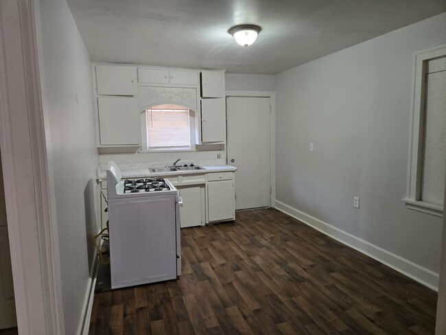 Photo - 706 W 16th St
