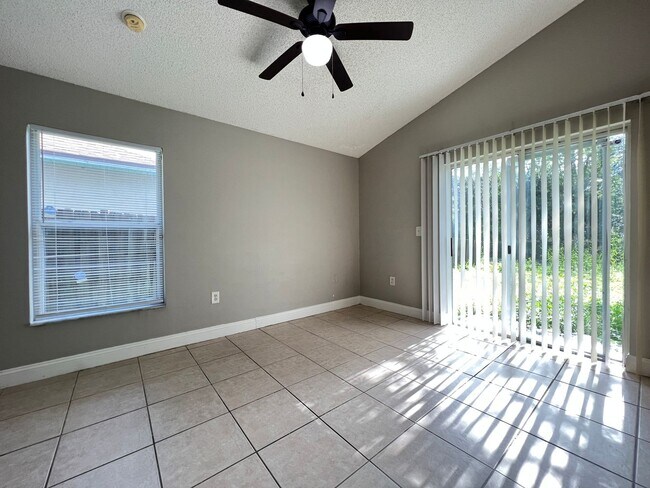 Photo - Spacious 4 Bedroom Home in Orlando Available Now!!