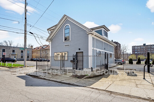 Photo - 145 E 14th St