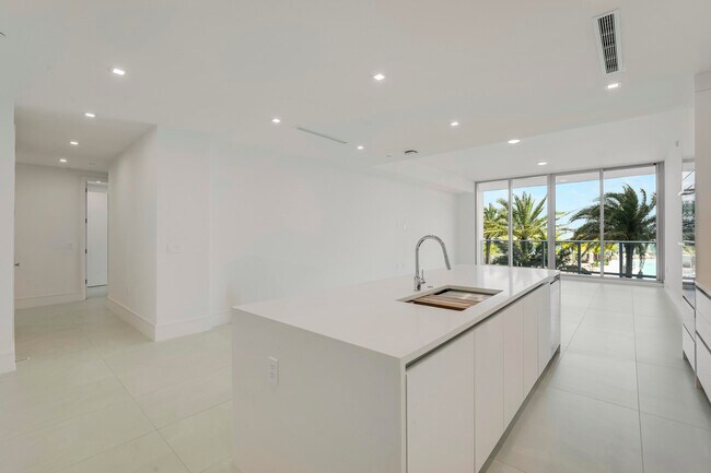 Building Photo - 220 Lake Shore Dr Unit 704