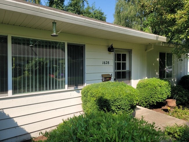 Building Photo - Lovely 2 Bed + 1 Bath in Forest Grove!! Near Pacific University!! Updated in 2021 + Pet-Friendly!! Unit 1628