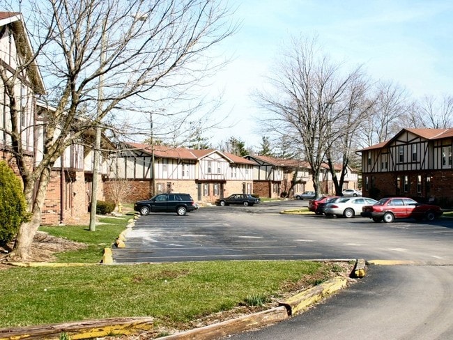 Cross Creek y Townhomes - Crosscreek Apartments and Townhomes