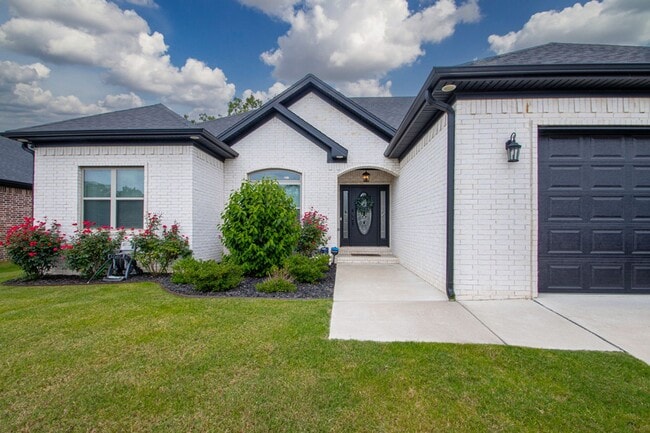 Building Photo - Fabulous Homes in Miller's Glenn