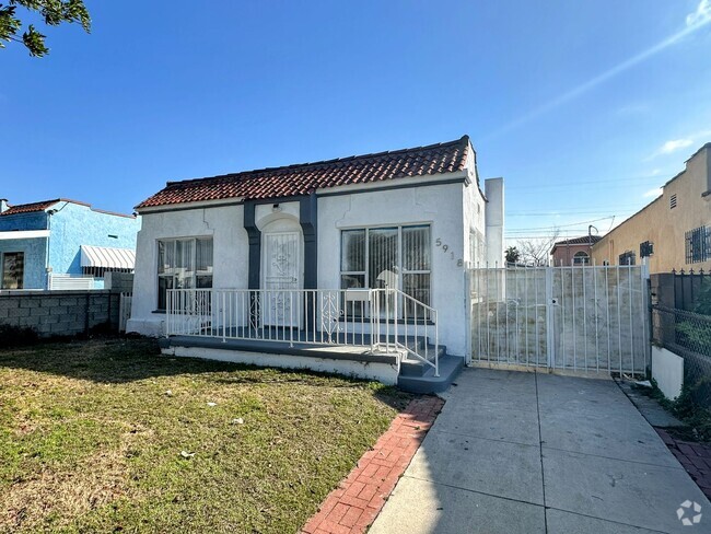 Building Photo - Central to everything! Move In Ready 2bd/1... Rental