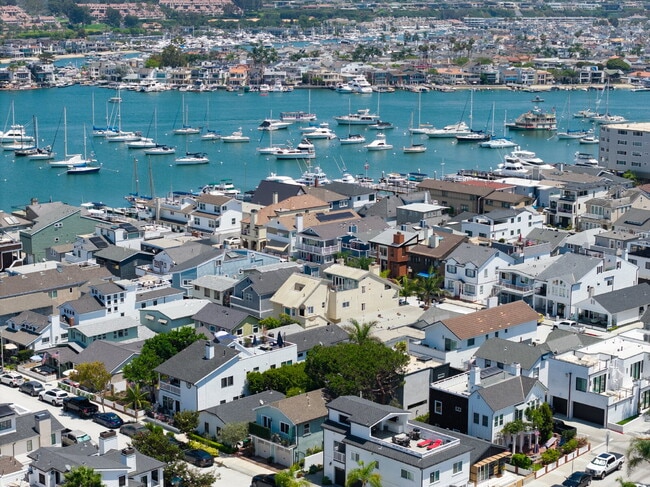 Building Photo - Furnished or Unfurnished Turn Key Updated Home in the Heart of the Peninsula Unit 1/2