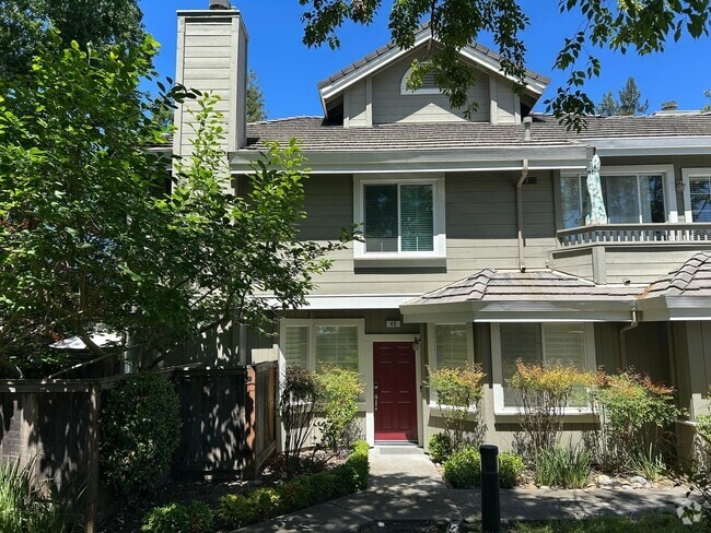 Building Photo - Beautiful 2 Bed, 2 Bath Single Story Condo...