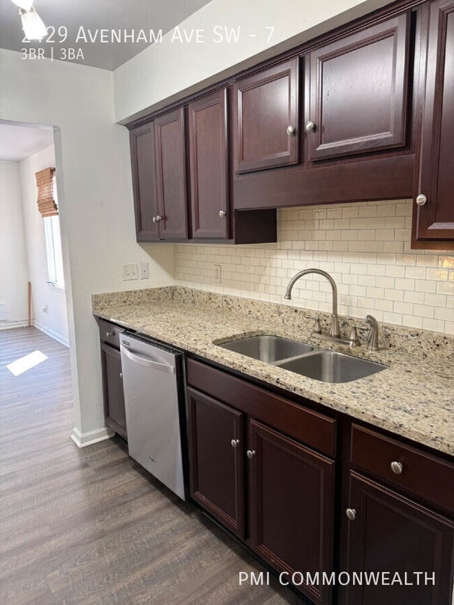 Photo - 2429 Avenham Ave SW Unit 7