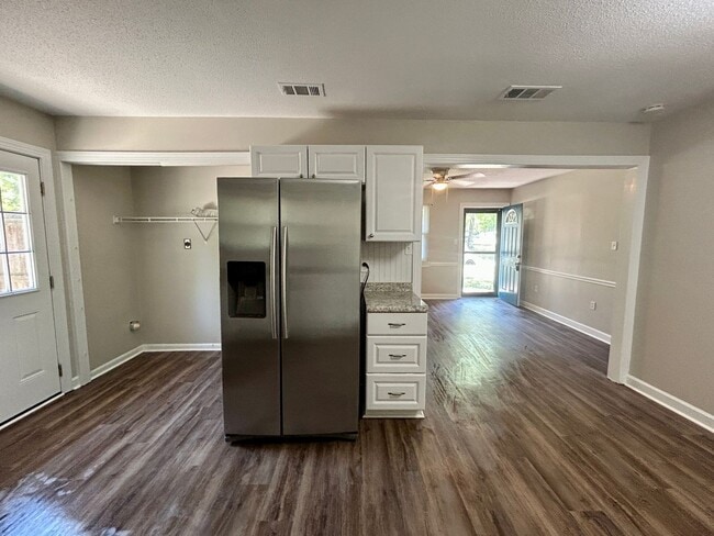Photo - 4 bedroom/1.5 bathroom in Savannah, GA