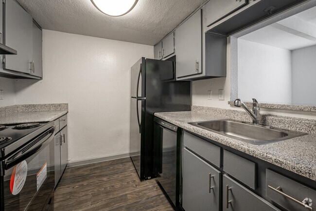 1BR, 1BA - 810SF