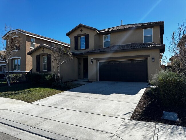 Building Photo - Beautiful 4 bedrooms, 3 bath home in Fontana