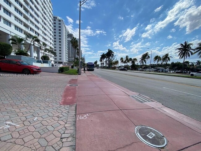 Building Photo - 5005 Collins Ave Unit 722