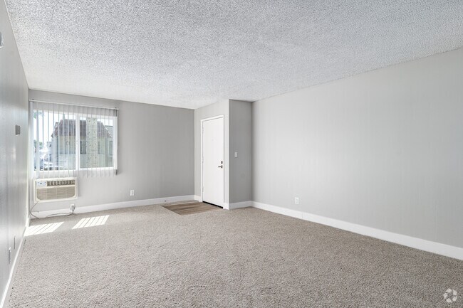 2BR, 2BA - 860SF - Living Room