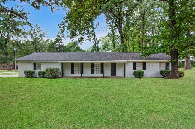 1027 Tanglewood Dr
