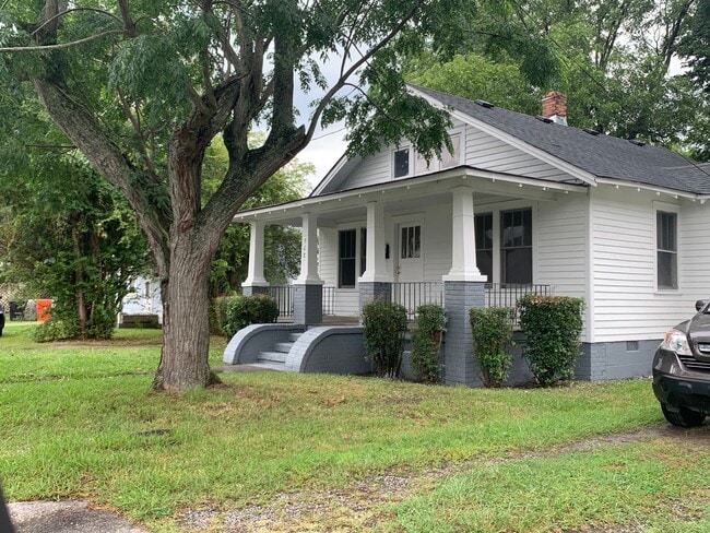 Building Photo - Quaint home located in City Limits