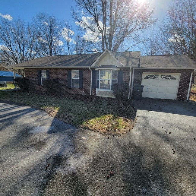Building Photo - 3/2-Brick Ranch- Cookeville- 1 Car Garage