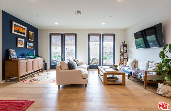 Building Photo - 4240 Laurel Canyon Blvd Unit 301 Rental