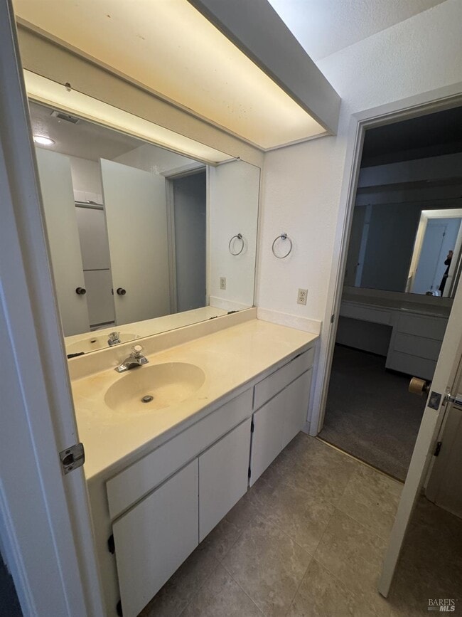 Building Photo - 33 Lakeview Ct