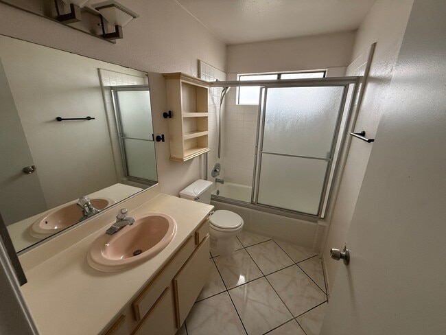 Photo - 1023 W 20th St Unit 3