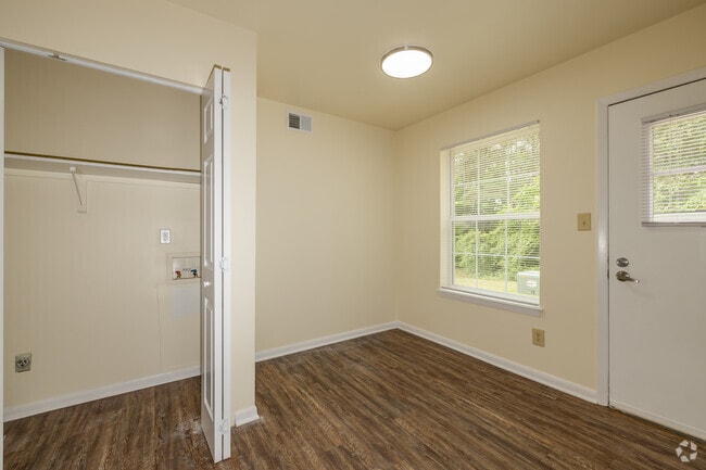 2BR, 1BA - 810SF - Dining Area