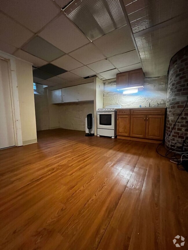 Building Photo - Small, Unique Efficiency Style Basement St... Unit 1A Rental