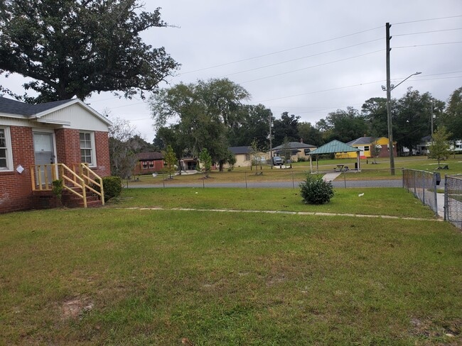 Front Yard - 905 Ethan Allen St