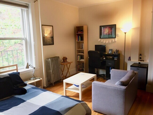 Building Photo - Good sized studio for 9/1 in a hot location!