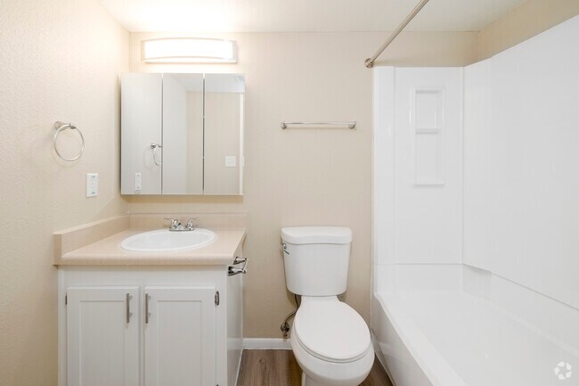 2HAB, 2BA - 900 pies cuadrados - Baño principal