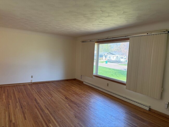 Photo - Comfortable, Updated Home in the Heart of Roseville. Avail NOW. *In-Unit Laundry*