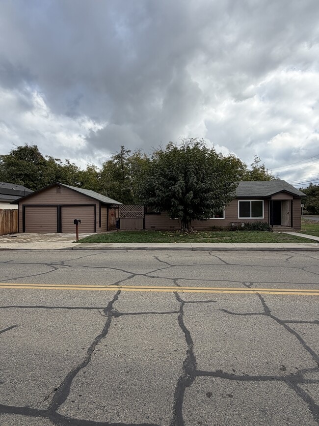 Photo - 910 E Tulare Ave