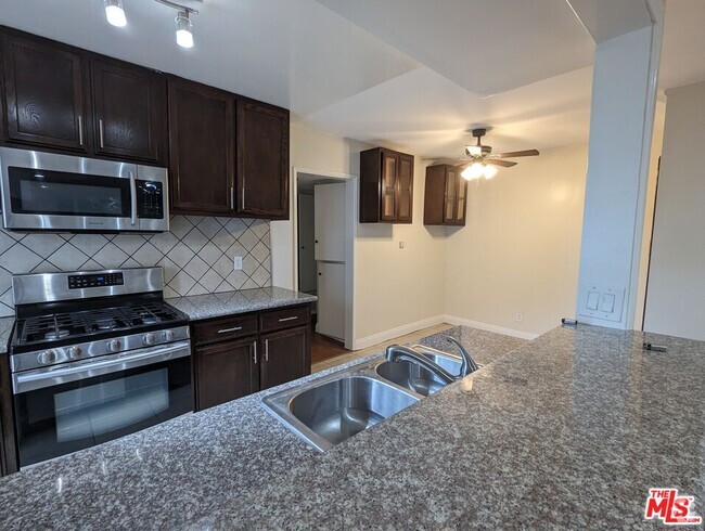 Building Photo - 633 N Sweetzer Ave Unit 1 Rental