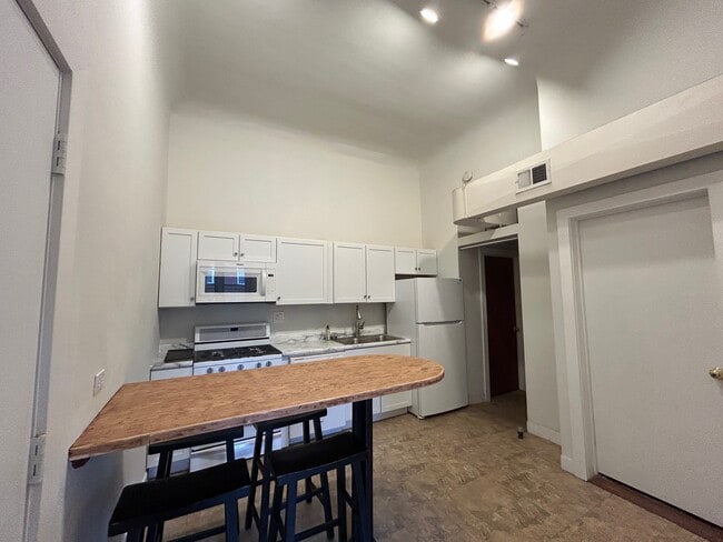 Building Photo - 1254 N Wells St Unit 202