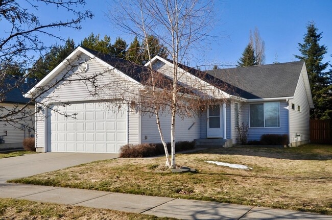 Building Photo - 3 bed 2 bath rancher with A/C Rental