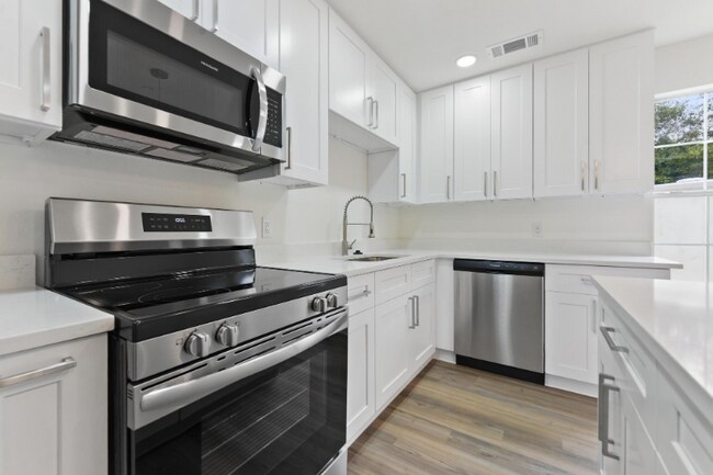 Photo - 957 Middle Ln