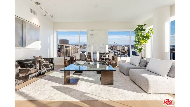 Living Area - 1050 S Grand Ave Unidad 2105