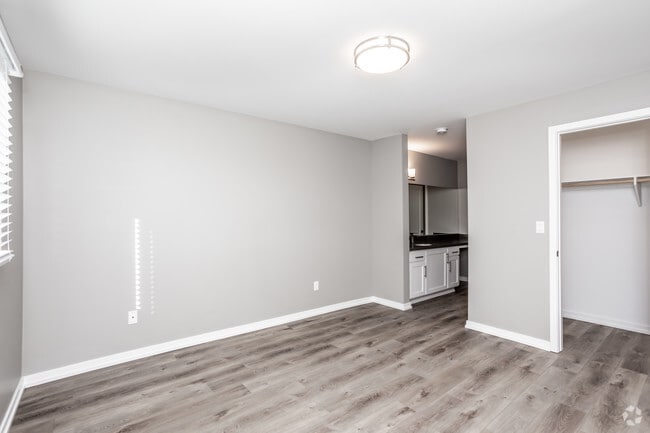 2BR, 2BA - 975 SF