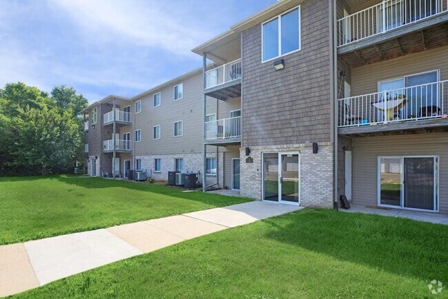 Building Photo - Quail Run Apts. (750 N. 18th Ave.) Unit #1A