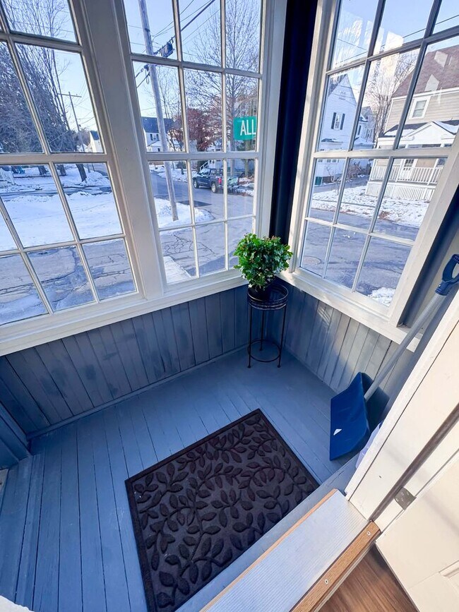 Photo - 39 Allen St Unit Second Floor