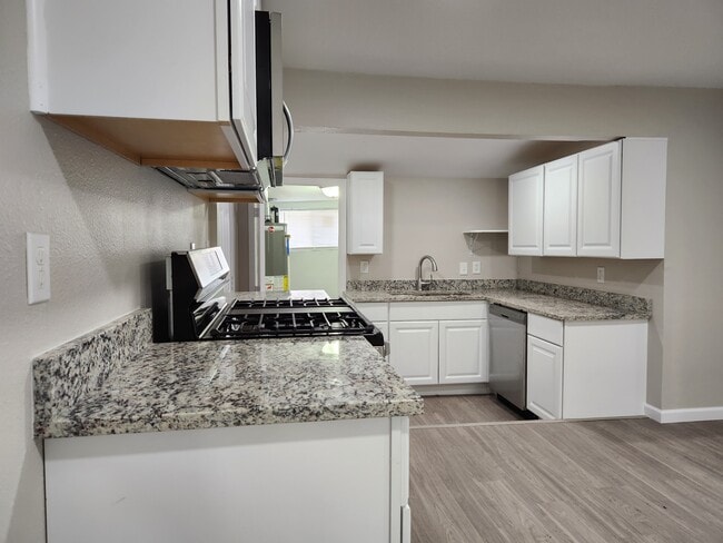 Cocina - 405 Perry Ave