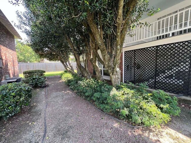 10438 Jefferson Hwy