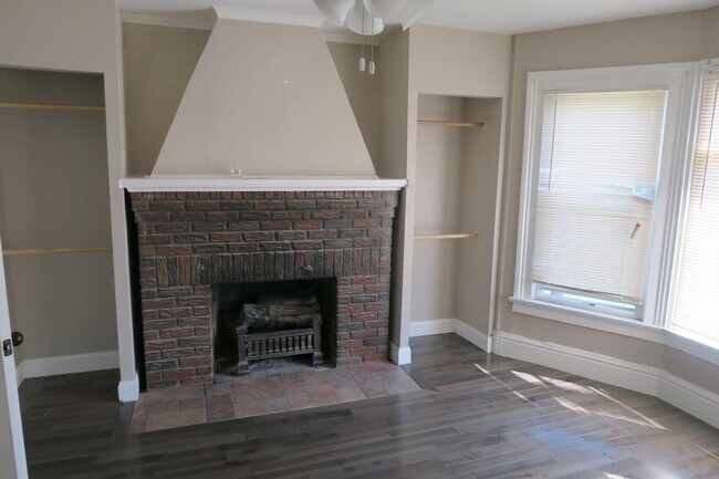 Building Photo - 334 University Ave Unit 1
