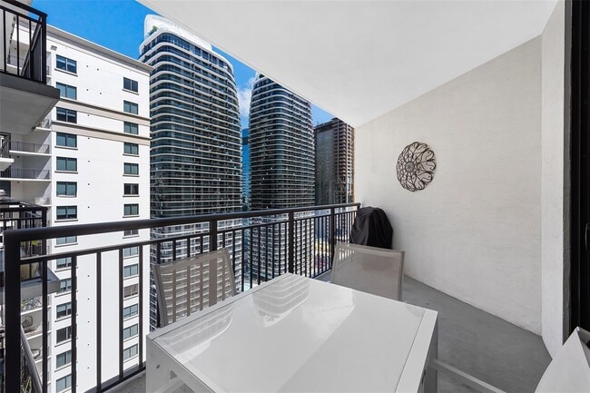 Building Photo - 999 SW 1st Ave Unit 3001